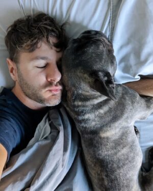 PL Cloutier Instagram - Mon coeur va exploser! 🥰🤩🥰🤩

J'ai un nouvel ami dans ma vie depuis hier! 

Ceux qui me suivent depuis longtemps savent à quel point je suis fou de mes animaux et j'en accueille un nouveau chez moi! 

Il était à la recherche d'une nouvelle famille, et j'espère qu'il va être bien avec moi. 💕

On se donne deux semaines pour s'adopter pour de bon, mais en ce qui me concerne, mon coeur l'a déjà choisi! 

Bienvenu grosse croquette! 🐶