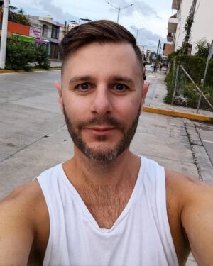 PL Cloutier Instagram - Novembre! De la plage à la poutine. 

🇲🇽✈️🇨🇦