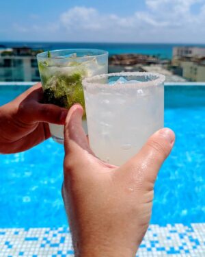 PL Cloutier Instagram - Cheers à un autre séjour de rêve à mon endroit préféré au monde! 🏖️🇲🇽🍹

#EnwailleÀMaison