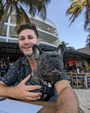PL Cloutier Instagram - Ça fait un an que j'ai adopté mon beau @marcel.leboeuf.frenchie d'amour! 🥰🥰🥰

Il n'y a pas une journée qui passe sans que je me demande comment ça se fait que j'avais pas de chien avant ça !

Je l'aime tellement!
