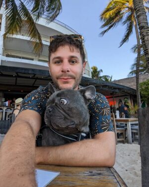 PL Cloutier Instagram - Ça fait un an que j'ai adopté mon beau @marcel.leboeuf.frenchie d'amour! 🥰🥰🥰

Il n'y a pas une journée qui passe sans que je me demande comment ça se fait que j'avais pas de chien avant ça !

Je l'aime tellement!