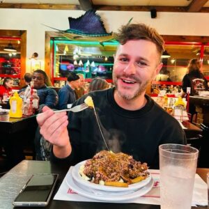 PL Cloutier Instagram - Novembre! De la plage à la poutine. 

🇲🇽✈️🇨🇦