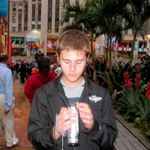 PL Cloutier Instagram - Me voici dans ma première année comme créateur de contenu en 2007. Chu vieux de même ... 😭🤣😬