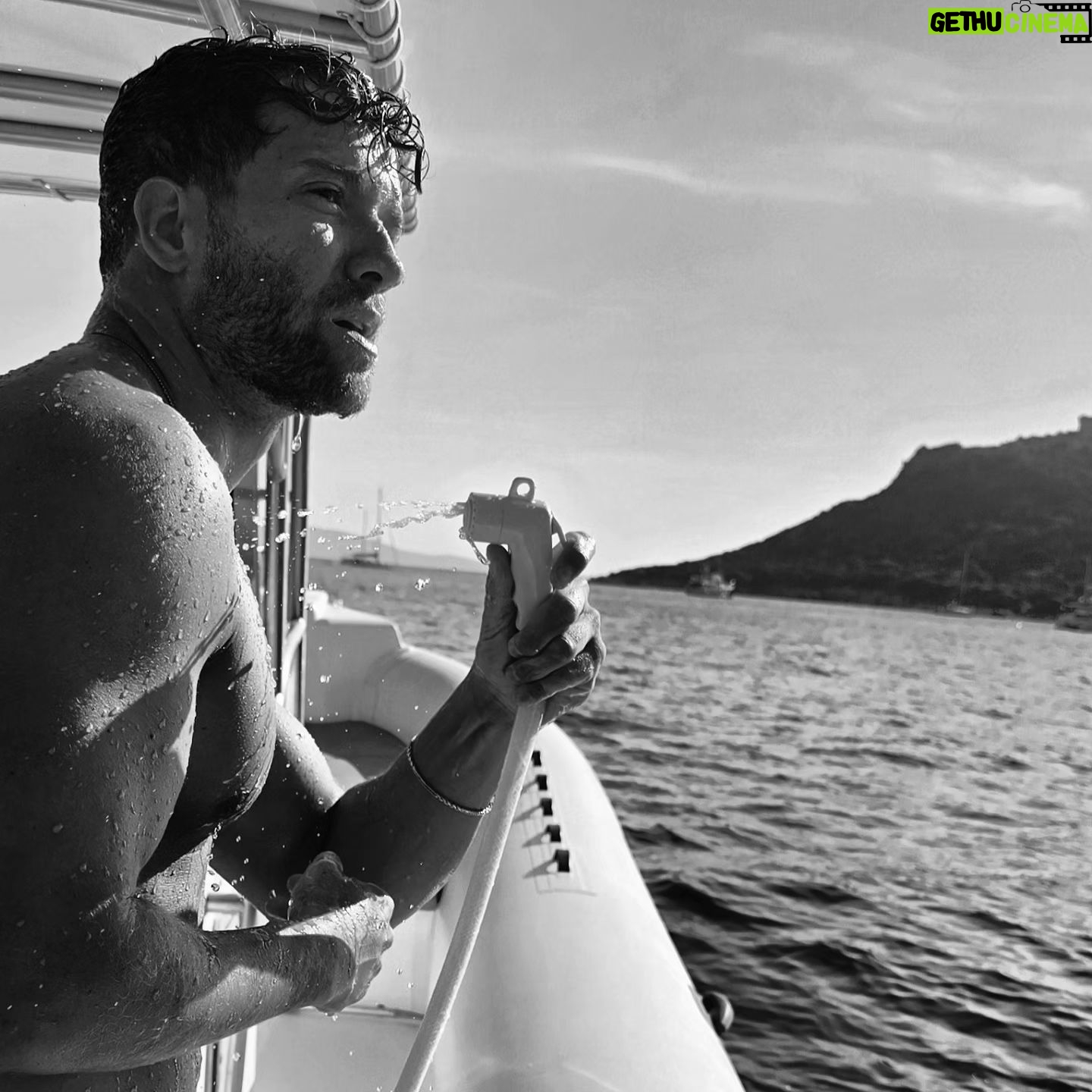 Pablo Alborán - 105.9K Likes - Keep looking for inspiration and peace.
#writingfromtheboat . Just came to say that I miss you so much guys! And I'm already planning the studio time.
Sigo buscando inspiración y paz. #escribiendodesdeelbarco. ¡Solo vine a decir que os echo de menos chic@s! Y que ya estoy planeando mis fechas para el estudio en breve.
Vuelvo a desconectarme! Besos!