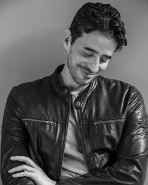 Pablo Astiazarán Instagram - Pues si. Es mi cumpleaños.
Mucho ha pasado y aquí seguimos caminando.
Me he caído y me he levantado. También me han levantado. 
Eso si: ni en el piso ni en la gloria he conocido la soledad. Soy absolutamente afortunado de tener a los que tengo y de los que llamo míos.

Estoy rodeado de amor sin importar el camino que tome y eso es mi más grande bendición.

Y que venga lo que viniere.

Noviembre 5, 2023.
Ciudad de México, México.
📸: la queridísima @paulette_hdez
