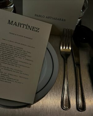 Pablo Astiazarán Instagram - PORO A LA BRASA, DÁTILES, BURRATA, AVELLANAS
De @thisislucho para @martinez.rest 

1. ��- Asar el poro al carbón 
2. ��- Quitar la piel quemada del poro, cortar por la mitad a lo largo, cortar en cinco partes para colocarlo abierto en el plato.
3. ��- Lo sazonamos con sal y pimienta negra 
4. ��- Agregamos vinagreta de cebolla encima del poro.
5. ��- Colocamos los dátiles cortados en tiras delgadas encima de la vinagreta.
6. Colocamos la burrata picada.
7. Agregamos la avellana troceada
8. Para terminar de sazonar, esparcimos perejil picado y mantequilla avellanada.