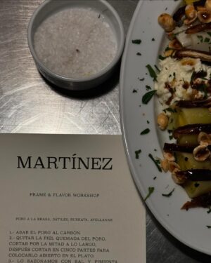 Pablo Astiazarán Instagram - PORO A LA BRASA, DÁTILES, BURRATA, AVELLANAS
De @thisislucho para @martinez.rest 

1. ��- Asar el poro al carbón 
2. ��- Quitar la piel quemada del poro, cortar por la mitad a lo largo, cortar en cinco partes para colocarlo abierto en el plato.
3. ��- Lo sazonamos con sal y pimienta negra 
4. ��- Agregamos vinagreta de cebolla encima del poro.
5. ��- Colocamos los dátiles cortados en tiras delgadas encima de la vinagreta.
6. Colocamos la burrata picada.
7. Agregamos la avellana troceada
8. Para terminar de sazonar, esparcimos perejil picado y mantequilla avellanada.