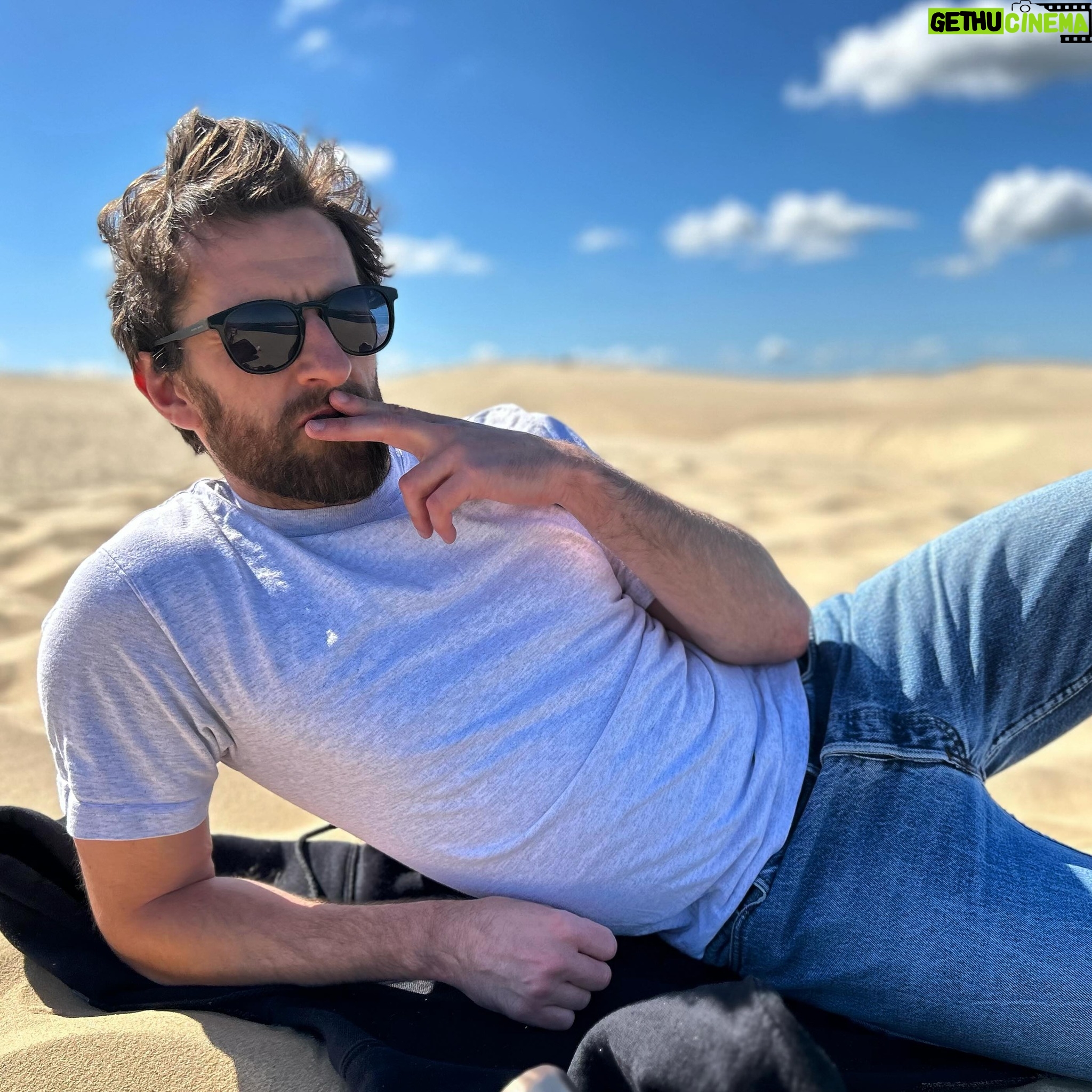 Pablo Mira - 10.1K Likes - Florent, alias « Floflo », est prof de « kite » sur le bassin d’Arcachon. Sa deuxième passion c’est la gratte. Aucune femme ne peut lui résister quand il joue « Le chant des sirènes » des Fréro Delavega.