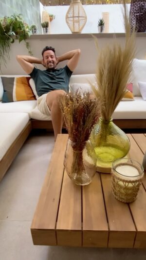 Pablo Puyol Instagram - Antes y después!!!
Qué os parece el cambio del patio?
Nosotros estamos encantados!!
Y sobre todo con el toque de calidez que le da el conjunto de exterior y los detalles de @maisonsdumonde_es 

#decoracion #reformas 
#reforma #cambio 
#publi