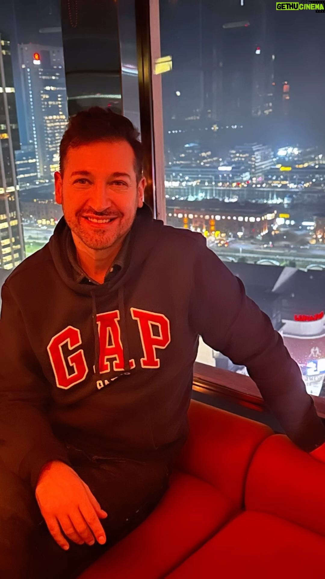 Pablo Ruiz - 1.1K Likes - Hoy con unas amigas cenamos en @trade.skybar un lugar hermoso , la cena riquísima y la vista de puerto Madero increíble
