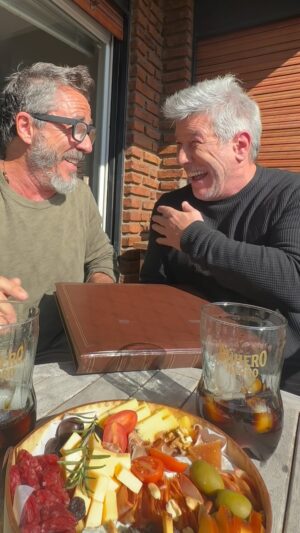 Pachu Peña Instagram - 32 años de amistad y hermandad ❤️ tantas cosas vividas, momentos compartidos, viajes, trabajos, alegrías y tristezas, nos tenemos el uno al otro no solo para darnos el pie de un chiste, para apoyarnos en lo que necesitemos siempre. Bueno, para eso están los amigos, no? Brindemos con @buheronegro por más años de amistad y porque todos tengan un gran día del amigo!  #hayotramirada