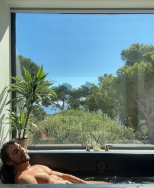 Paco León Instagram - El arte de invitar, de dar de comer, de alojar y de hacerte sentir en familia, es de los más difíciles y sutiles.  El lujo de la mansión playboy es solo un detalle de todo lo que dan estos veiteañeros apasionados que parecen que venden ropa. Pero que es mucho más que eso. Gracias @brunocasanovas , @alexbenlloch  y toda la banda por invitar.