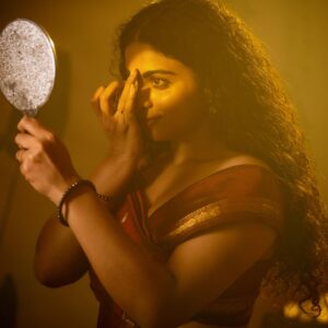 Padeni Kumar Instagram - Magical pictures that I have been longing to post on ! 
.
Here is our team’a hard work !!! 
.
Our team :
Makeup & Hair : @makeupandhairbyrehana
Draping : @hairstylist_rajee1111
Shot by : @redboxphotography 
.
Thanks to : @onlynikil ✨
.
#curly #portraits #smokey #effect #photography #nomakeup #nature #love