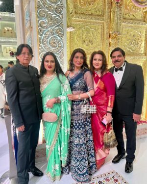 Padmini Kolhapure Instagram - Sabse pehle Nita Ben #nitaambani and me #selfie mein ( so sweet and humble) oopar se meri aankhein bandh 😀 uske baad selfie lete hue pakdi gayi main by @rishmapai then hum teen with the lovely @poonam_dhillon_  phir socha hum poora group photo lete hain @doctorhrishikeshpai and @pradeepjpsharma .. aakhir mein khana khana aur khana 👌 
Beautiful handmade Zardozi saree with gold crochet blouse @padmasitaa 
And thank you @pranaasijewellery