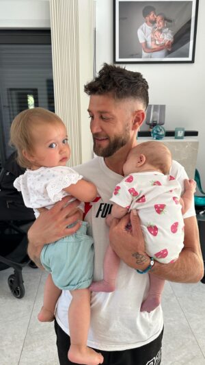 Paga Instagram - « Un grand merci à ma femme pour tout l’amour et le dévouement qu’elle met dans notre petite famille. Aujourd’hui, j’ai eu l’honneur de donner le biberon à notre fille avec le lait maternel qu’elle a si précieusement congelé. Un moment inoubliable ! 💕 #Famille #Amour » merci ma vie @giuseppacrl