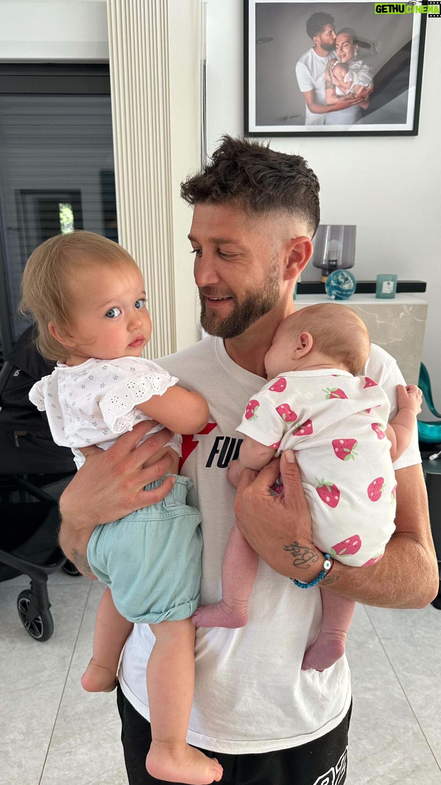 Paga - 94.8K Likes - « Un grand merci à ma femme pour tout l’amour et le dévouement qu’elle met dans notre petite famille. Aujourd’hui, j’ai eu l’honneur de donner le biberon à notre fille avec le lait maternel qu’elle a si précieusement congelé. Un moment inoubliable ! 💕 #Famille #Amour » merci ma vie @giuseppacrl