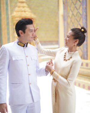 Pakorn Lam Instagram - และอีกหนึ่งสิ่งที่สำคัญ และถือเป็นเกียรติ และสิริมงคล แก่ชีวิตสมรสของเราทั้งคู่ นั่นก็คือพิธีพระราชทานน้ำสังข์ จากสมเด็จพระสังฆราช สมเด็จพระอริยวงศาคตญาณ ที่วัดราชบพิธมหาวิหาร เมื่อ 5 ปีที่แล้ว