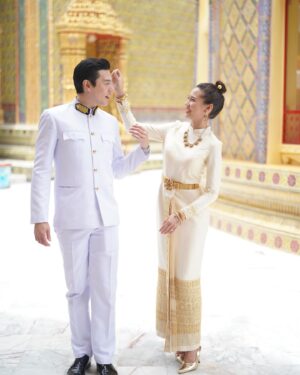 Pakorn Lam Instagram - และอีกหนึ่งสิ่งที่สำคัญ และถือเป็นเกียรติ และสิริมงคล แก่ชีวิตสมรสของเราทั้งคู่ นั่นก็คือพิธีพระราชทานน้ำสังข์ จากสมเด็จพระสังฆราช สมเด็จพระอริยวงศาคตญาณ ที่วัดราชบพิธมหาวิหาร เมื่อ 5 ปีที่แล้ว