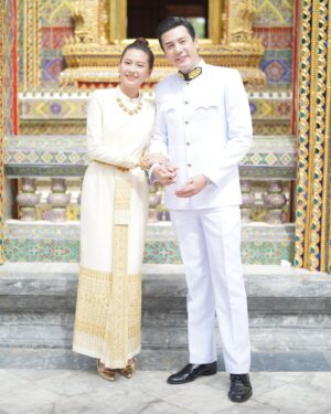 Pakorn Lam Instagram - และอีกหนึ่งสิ่งที่สำคัญ และถือเป็นเกียรติ และสิริมงคล แก่ชีวิตสมรสของเราทั้งคู่ นั่นก็คือพิธีพระราชทานน้ำสังข์ จากสมเด็จพระสังฆราช สมเด็จพระอริยวงศาคตญาณ ที่วัดราชบพิธมหาวิหาร เมื่อ 5 ปีที่แล้ว