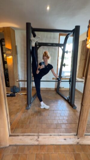 Palina Rojinski Instagram - Erstmal Beine hochlegen und entspannen 🦦