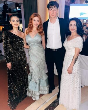 Palina Rojinski Instagram - Anzeige wegen Verlinkung // Wo sich Schlafentzug magisch in gute Laune verwandelt :) 

Danke @deutscher_filmball für den schönen Samstag Abend! Ich hatte so viel Spaß und es war mir eine Ehre, in der Jury für die Nachwuchs-SchauspielerInnen und Nachwuchs-RegisseurInnen mitzuwirken. Herzlichen Glückwunsch an alle Gewinnenden!

Hier für euch mein kleines Fotoalbum ☺️ 

Danke @louisvuitton für mein wunderschönes Kleid & Danke @bulgari für den atemberaubenden Schmuck 💎