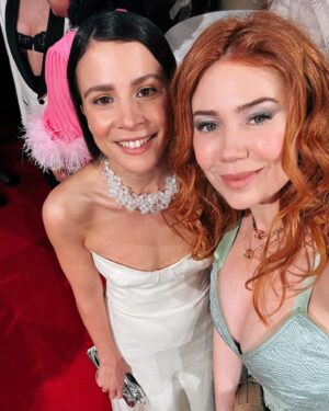 Palina Rojinski Instagram - Anzeige wegen Verlinkung // Wo sich Schlafentzug magisch in gute Laune verwandelt :) 

Danke @deutscher_filmball für den schönen Samstag Abend! Ich hatte so viel Spaß und es war mir eine Ehre, in der Jury für die Nachwuchs-SchauspielerInnen und Nachwuchs-RegisseurInnen mitzuwirken. Herzlichen Glückwunsch an alle Gewinnenden!

Hier für euch mein kleines Fotoalbum ☺️ 

Danke @louisvuitton für mein wunderschönes Kleid & Danke @bulgari für den atemberaubenden Schmuck 💎