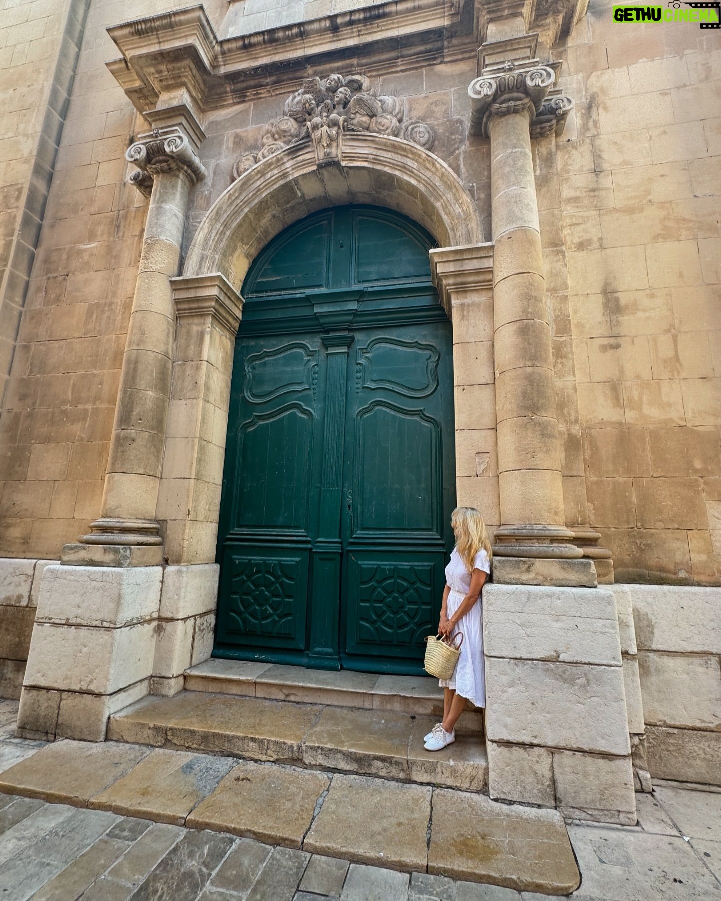 Pamela Anderson - 403.4K Likes - The South of France
One of my
favorite places to be…
Love and learn
Dogs under tables
Early morning swims in the sea
Espresso’s
Crudite’
Family and friends
I will miss you and the church
where I light candles… 🤍