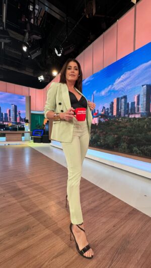Pamela David Instagram - DESAYUNANDO! Literal! Mientras te muestro este equipazo de @garofalo.ar 💚🤍

El body negro @trenda.intimates 🖤
Accesorios de @almacendeparis 🫶🏻 amo.

Y en los pies, siempre @saveriodiricci 💥