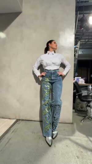 Pamela David Instagram - Mira que viernes por acá… 😍
@pazcornuok @pazcornu y este lookazo para arrancar el finde.

👢 @saveriodiricci 

@desayunook @americatv 🤜🏼🤛🏼