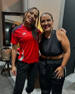 Pamela Leiva Instagram - Gracias @anitta por esta noche. 
Me dijo “yo siempre estoy contigo”🇧🇷🔥🌸💖 y así es.
Seguimos cumpliendo sueños 😍🌸💖