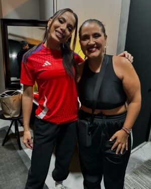Pamela Leiva Instagram - Gracias @anitta por esta noche. 
Me dijo “yo siempre estoy contigo”🇧🇷🔥🌸💖 y así es.
Seguimos cumpliendo sueños 😍🌸💖