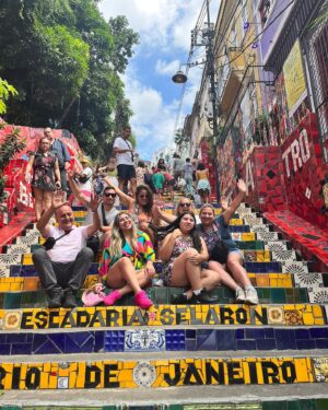 Pamela Leiva Instagram - Fotos y videos que nunca subí… un recuerdo cuando lleve a mi familia a conocer Río de Janeiro🇧🇷♥️. La plenitud y alegría de verlos disfrutar fue hermosa.  Sentia que mi corazón explotaba de agradecimiento , más que un regalo para ellos, fue un regalo para mi 🌸💖. Me prometí que lo volvería hacer.  Eso si o si 🥹. Que así sea, estar hecho, damos gracias! 
.
Oye si van a Buzios deben ir a visitar a mis amigos de @ochiringuito en la mejor playa que pueden encontrar. Los atienden como reyes 🌸