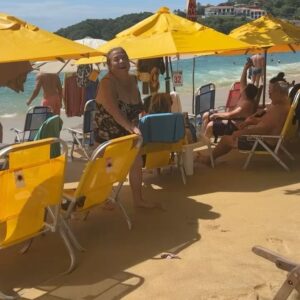 Pamela Leiva Instagram - Fotos y videos que nunca subí… un recuerdo cuando lleve a mi familia a conocer Río de Janeiro🇧🇷♥️. La plenitud y alegría de verlos disfrutar fue hermosa.  Sentia que mi corazón explotaba de agradecimiento , más que un regalo para ellos, fue un regalo para mi 🌸💖. Me prometí que lo volvería hacer.  Eso si o si 🥹. Que así sea, estar hecho, damos gracias! 
.
Oye si van a Buzios deben ir a visitar a mis amigos de @ochiringuito en la mejor playa que pueden encontrar. Los atienden como reyes 🌸