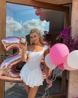 Pamela Reif Instagram - anzeige | 28 🎈😭   the launch OF MY DREAMS! Let’s turn my bday into your happy day: -28% discount on everything (highest sale eveeeer) and the launch of the OAT BUTTER! 

This is cookie dough in a jar - nut butter without nuts - an oat cream that tastes like Butterkeks Teig… 🥲 

💌 My Love Letter: This is everything I ever wanted and needed in my life! I am so addicted, I’ve never been AS addicted to one of my products. Since owning the first sample, not even ONE day has passed without me eating it 🤣🤣🤣🤣

🥄 Texture: Like cookie dough. Not as fatty and sticky as nut butter, a bit chunkier (also grober und vollmundiger), so it has more bite to it. Similar to eating the dough whenever you grandma was baking butter cookies with a hint of vanilla. Soft & not too sweet. 

Facts:
- All natural, gluten free, organic, vegan 
- Only 10g of sugar per 100g (and you won’t eat 100g at once)
- No artificial sweeteners or flavourings
- High quality oils: Shea butter   olive oil. No sunflower oils, etc. 
- Perfecttttt to spoon right out of the jar 
- Also perfect on bread, croissants (crookie ufff), corn cakes, chocolate or with fruits 
- This will make your life better. Trust me. 

… and remember to use the 28% sale!!