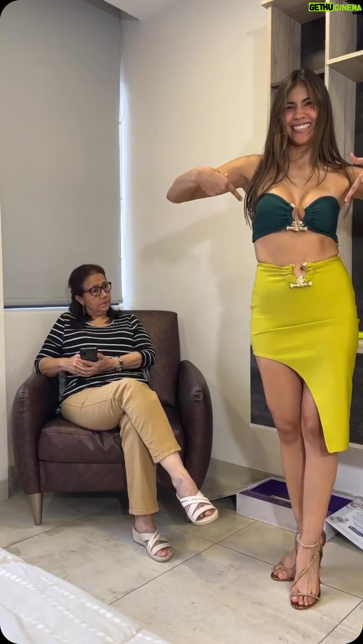 Pamela Sambrano - 3.7K Likes - Cuando mi mamĆ” me ayuda a escoger el outfit š®āšØ
La sinceridad ante todo. ĀæLes ha pasado? š
Pd: Ya viene la segunda temporada de #NiBoomerNiDeCristal šļøš
#esteoeste #outfit #consejodemama #madreehija #NBNC