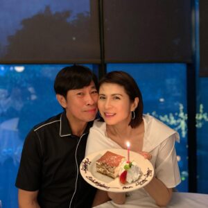 Pan Lingling Instagram - 如果说时光像是电视遥控器，那么我要是快乐的频道，带着幸福的信号，每一天都开怀大笑，特别是生日的报道🩷

    祝自己好事追着我，老公重视我，儿子孝顺我，前任情人深爱我（不要想太多，指的是我的老公），痛苦远离我，开心跟着我！

❤️最后是，身边的好友们，谢谢你们陪伴我💋💋💋

#25june 
#happybirthday 
#happybirthdaytome 
#blessedtohavethem 
#潘玲玲