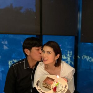 Pan Lingling Instagram - 如果说时光像是电视遥控器，那么我要是快乐的频道，带着幸福的信号，每一天都开怀大笑，特别是生日的报道🩷

    祝自己好事追着我，老公重视我，儿子孝顺我，前任情人深爱我（不要想太多，指的是我的老公），痛苦远离我，开心跟着我！

❤️最后是，身边的好友们，谢谢你们陪伴我💋💋💋

#25june 
#happybirthday 
#happybirthdaytome 
#blessedtohavethem 
#潘玲玲