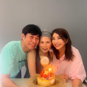 Pan Lingling Instagram - 如果说时光像是电视遥控器，那么我要是快乐的频道，带着幸福的信号，每一天都开怀大笑，特别是生日的报道🩷

    祝自己好事追着我，老公重视我，儿子孝顺我，前任情人深爱我（不要想太多，指的是我的老公），痛苦远离我，开心跟着我！

❤️最后是，身边的好友们，谢谢你们陪伴我💋💋💋

#25june 
#happybirthday 
#happybirthdaytome 
#blessedtohavethem 
#潘玲玲