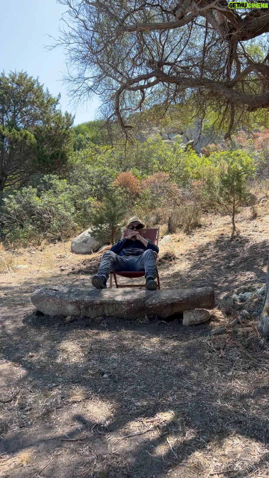 Pan Nalin - 213 Likes - Director’s Chair. The best job in the world. 😇
@sardegna_official_
@sardegna
@cinematavolara
@tavolarasardegna
#filmmaking
#onlocation
#filmdirector