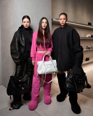 Pansa Vosbein Instagram - 🖤

@balenciaga 
#Balenciaga
 #BalenciagaEmQuartier
