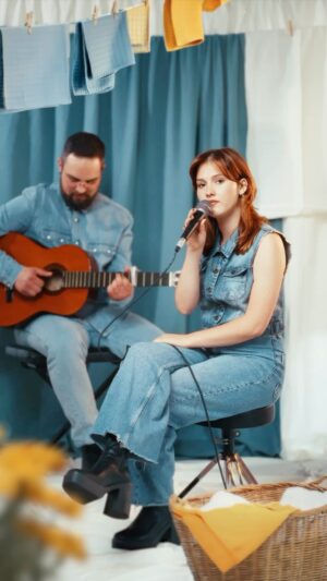 Paola Perrin Instagram - Petite version acoustique de « Chiffon », histoire de vous donner la force de fuir les personnes qui vous prennent pour leur Chiffon 🏃🏻‍♀️‍➡️🥲👀🤍

À la 🎸 @jonathancagne 
Visuel toujours par la grande @chloecamille.studio 🧠
Dans la 🎥 de @smasherproduction 🙌🏼 
@romainbotti 🙏🏼✨