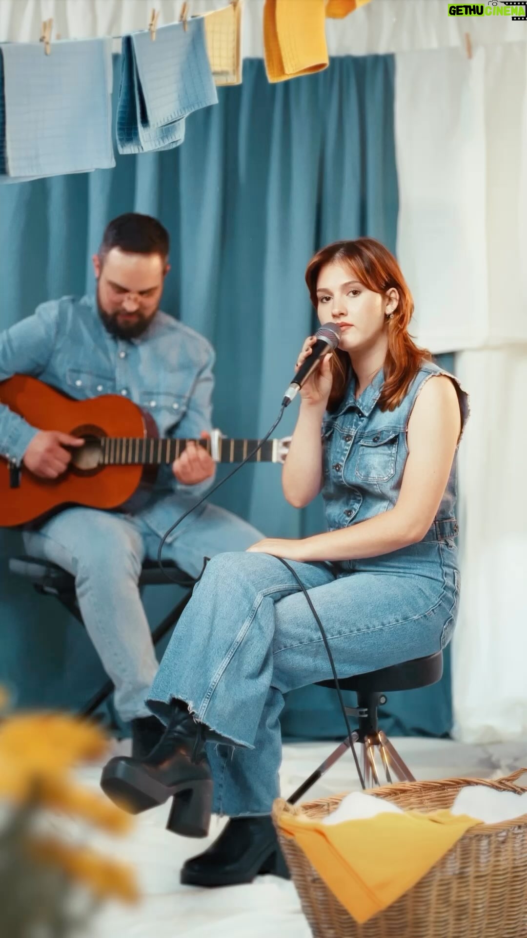Paola Perrin - 2.6K Likes - Petite version acoustique de « Chiffon », histoire de vous donner la force de fuir les personnes qui vous prennent pour leur Chiffon 🏃🏻♀️➡️🥲👀🤍
À la 🎸 @jonathancagne
Visuel toujours par la grande @chloecamille.studio 🧠
Dans la 🎥 de @smasherproduction 🙌🏼
@romainbotti 🙏🏼✨