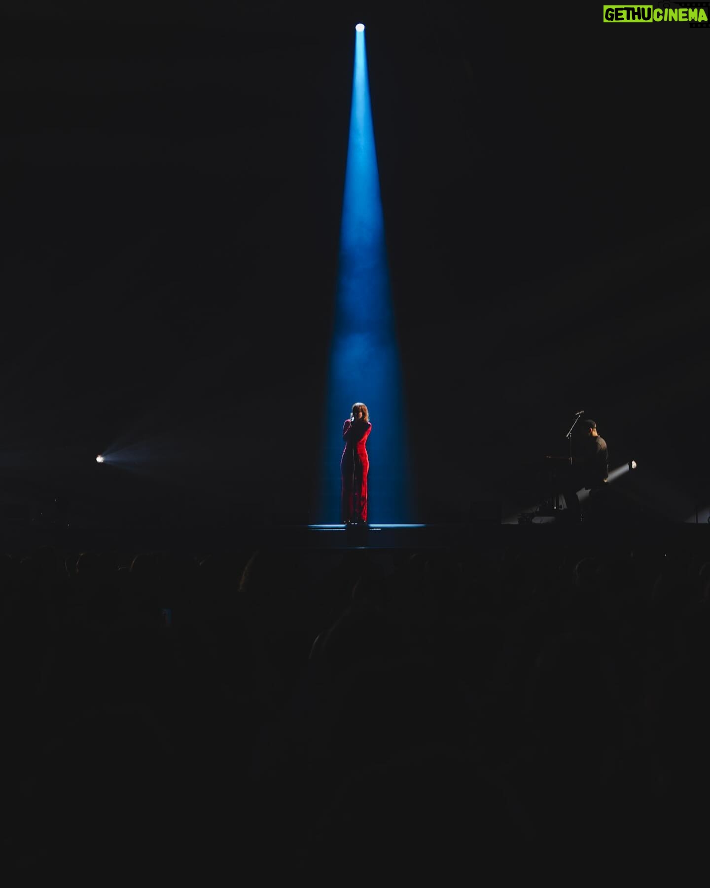Paola Perrin - 3.9K Likes - 🤯❤️🤯❤️
4 zéniths, 4x le bonheur
📸 @naumaur
👖 @initialsbab @patrickchurchny