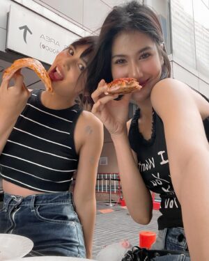 Paparwadee Chansamorn Instagram - 🍕👯‍♀️💕✨