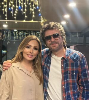 Parastoo Salehi Instagram - بماند به یادگار از شبی فراموش نشدنی با هنرمندی که با اخلاق ‌رفتارش با مردم داریش، با عشق و انرژی مثبتش شب زیبایی رو برای ما رقم زد من عاشق ترانه ی عزیز دلمی بودم و‌ منصور عزیز هم جز خواننده های مورد علاقه ام بود، اما دیشب شخصیت دوست داشتنی و مردمی رو دیدم که احترامم بهش صد چندان شد، واقعا مگه چی می مونه از همه ی ما غیر از یاد نیک و خاطره های قشنگ !؟ 
منصور جان خدا حفظتون کنه و الهی همیشه کنار خانواده ی عزیزتون شاد و سلامت باشین و الان دیگه واقعا عزیز دلمید 🙏🏻🕊️🤍🌟🧿
@mansourmusic 
.
@suda.tur سپاس🙏🏻❤️
.
Photo by @haddadisara
