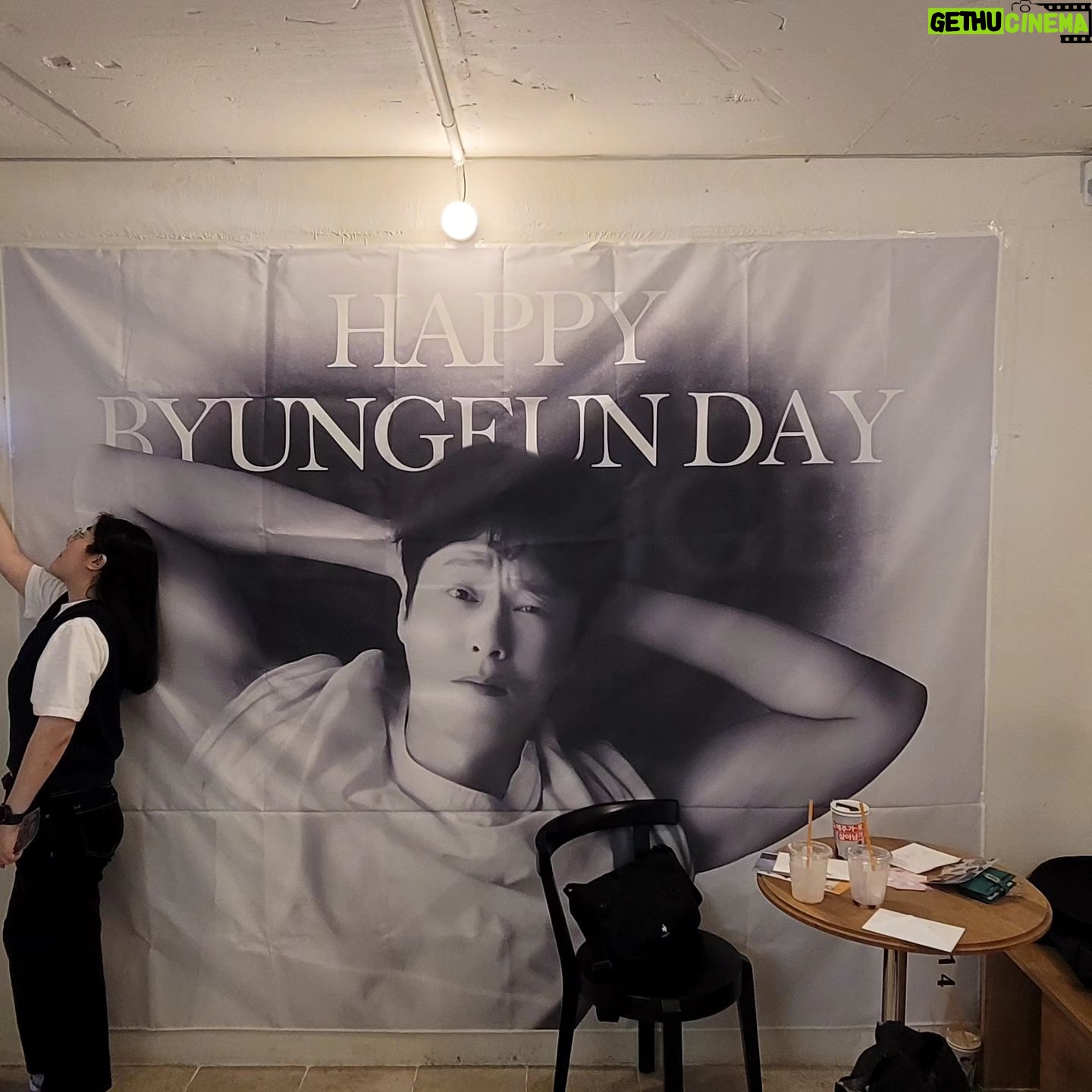 Park Byung-eun - 12.9K Likes - 몇일전 생일까페 열어준 우리팬들 너무 고마워요~
잊지못할 생일이 될꺼에요~
덥고 습한데 건강 조심들해요
항상 고마운 우리 꾸러기들~!!