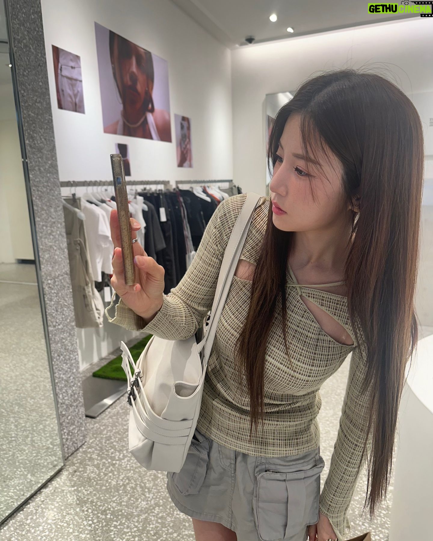 Park Cho-rong - 44.4K Likes - 예쁜거 너무 많잖아.. 🛍️