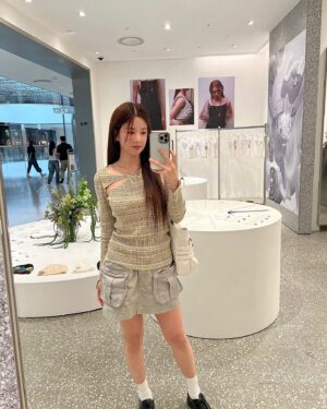 Park Cho-rong Instagram - 예쁜거 너무 많잖아.. 🛍️