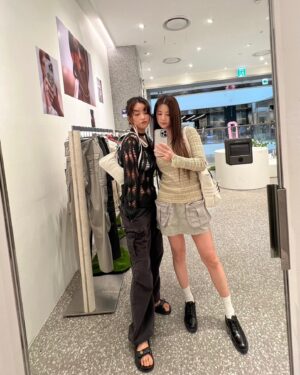 Park Cho-rong Instagram - 예쁜거 너무 많잖아.. 🛍️