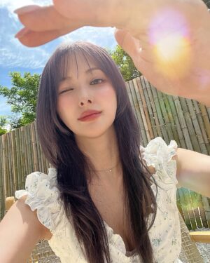 Park Gyu-ri Instagram - 널 비춰줄게☀️🩵🫶🏻

#I_Do_I_Do 
#아이두아이두
